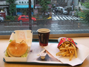 맥도널드 햄버거와 커피