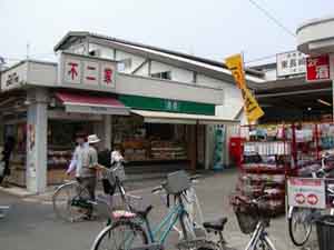 사진: 히가시나가사키역 앞의 상점